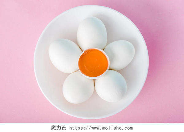 上面的盘子与花在粉红色上用鸡蛋和蛋黄做成的花